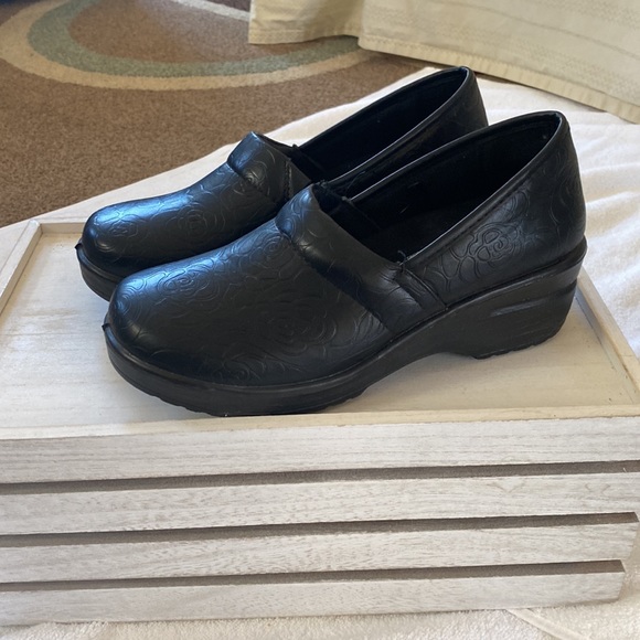 Easy stretch - Picture 2 of 4